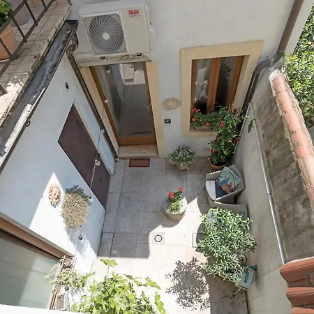 Veronetta House بيت ضيافة 3*